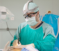 Dr. George Awad während einer Operation am offenen Herzen